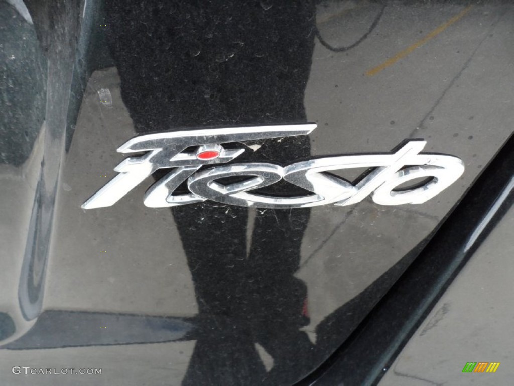 2012 Ford Fiesta SE SFE Hatchback Marks and Logos Photos