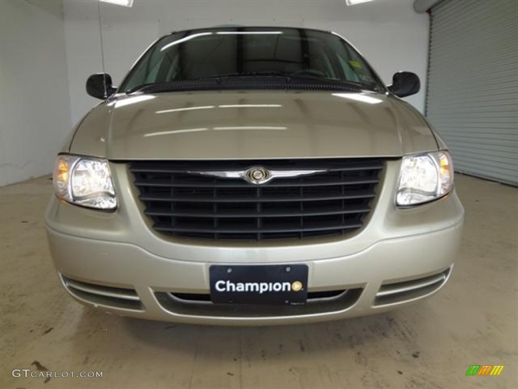 2007 Town & Country  - Linen Gold Metallic / Medium Slate Gray photo #2