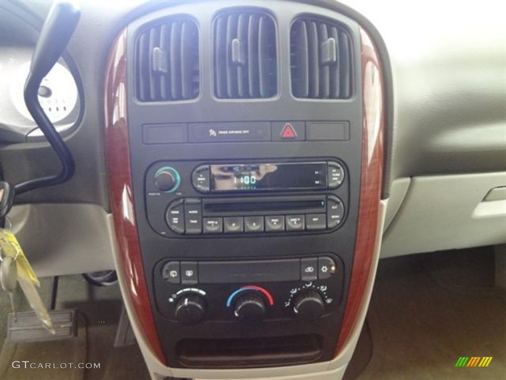 2007 Town & Country  - Linen Gold Metallic / Medium Slate Gray photo #15