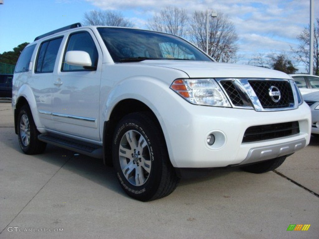 Avalanche White Nissan Pathfinder