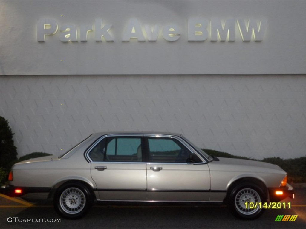 1986 7 Series 735i Sedan - Bronzit Beige Metallic / Beige photo #1