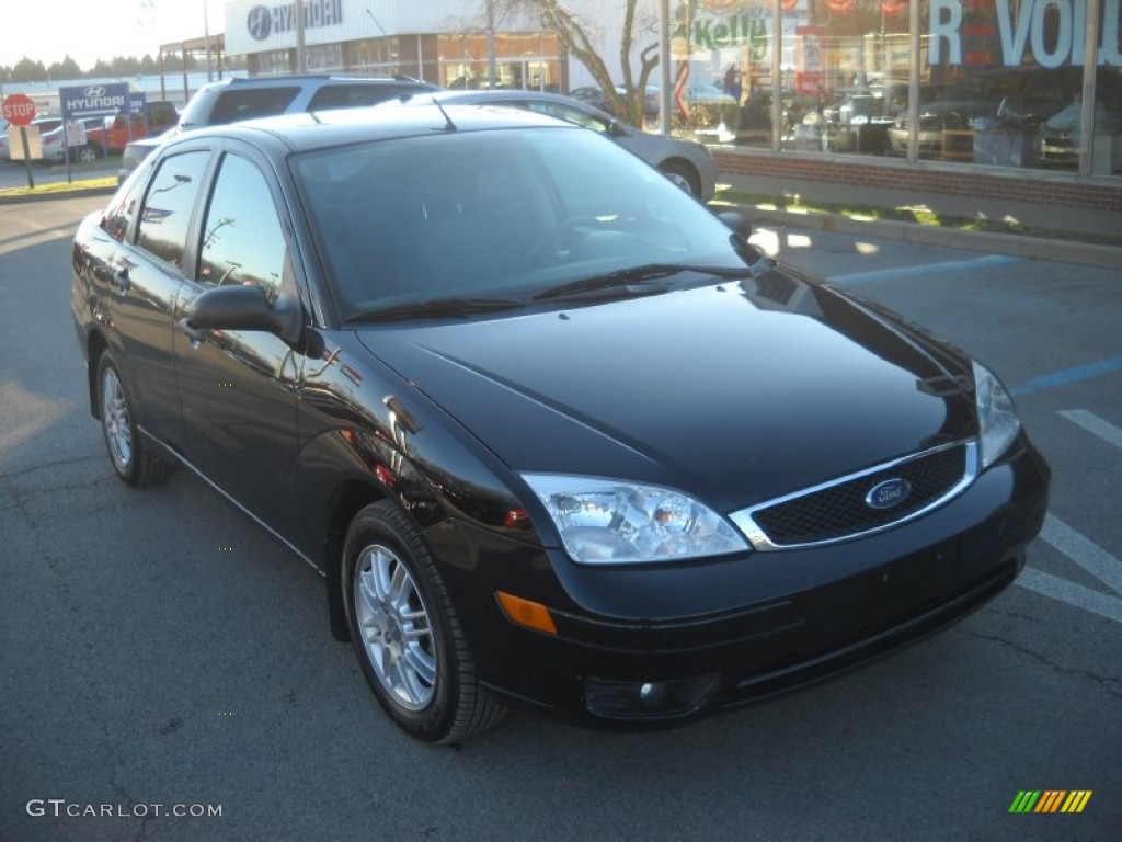 2007 Focus ZX4 SE Sedan - Pitch Black / Charcoal/Light Flint photo #1