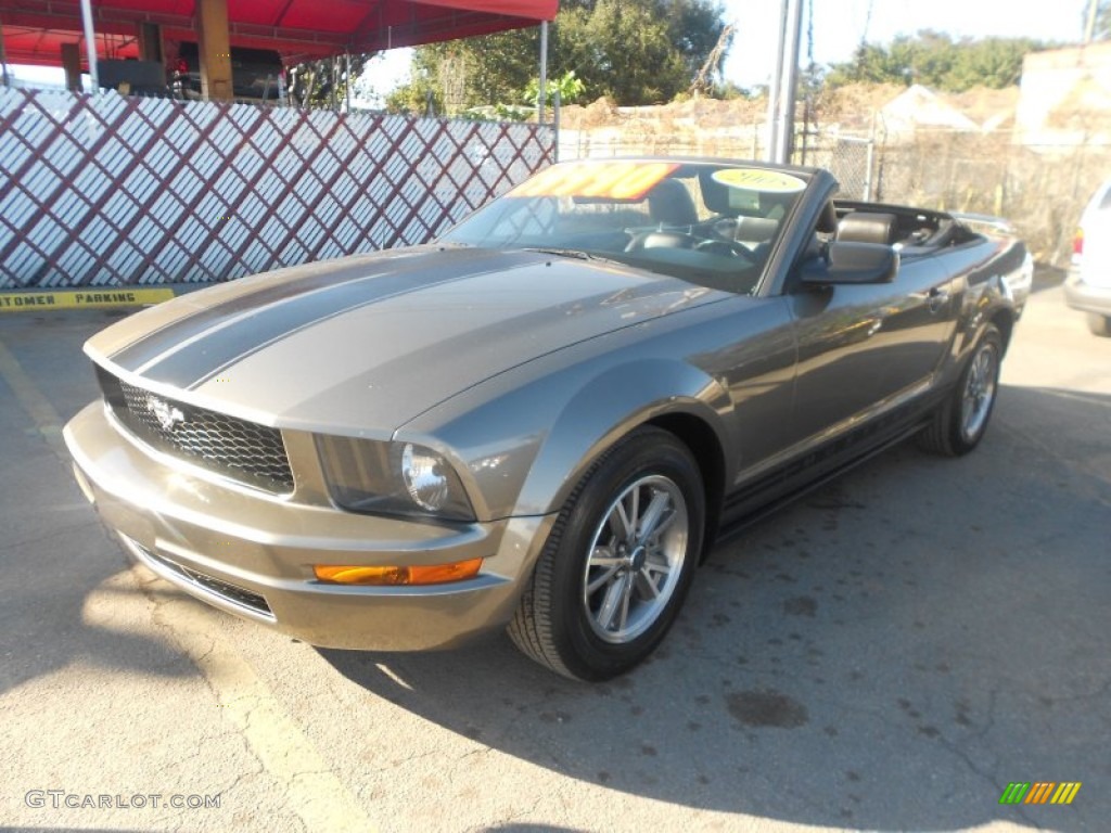 2005 Mustang V6 Premium Convertible - Mineral Grey Metallic / Dark Charcoal photo #3