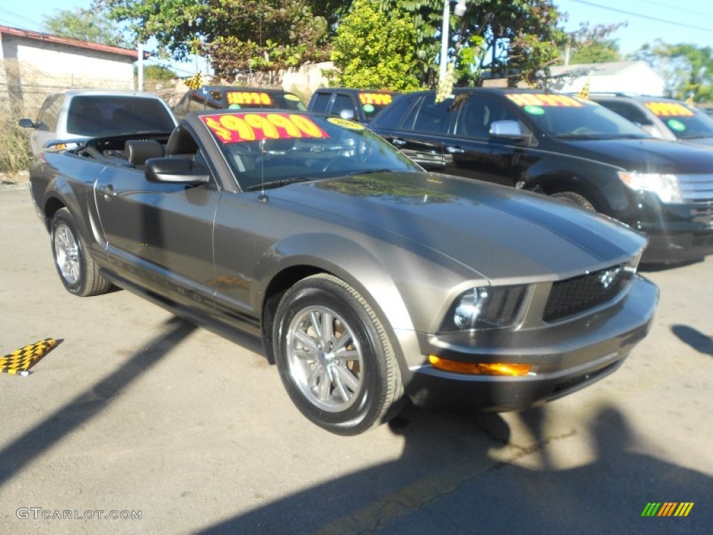 2005 Mustang V6 Premium Convertible - Mineral Grey Metallic / Dark Charcoal photo #5
