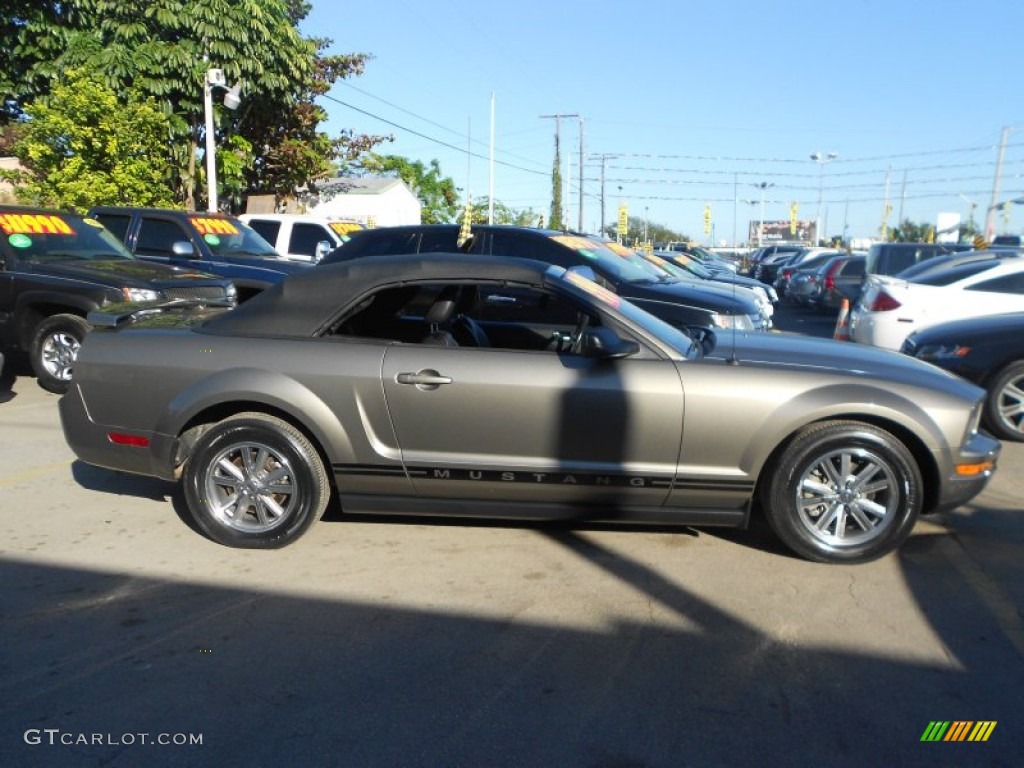 2005 Mustang V6 Premium Convertible - Mineral Grey Metallic / Dark Charcoal photo #10