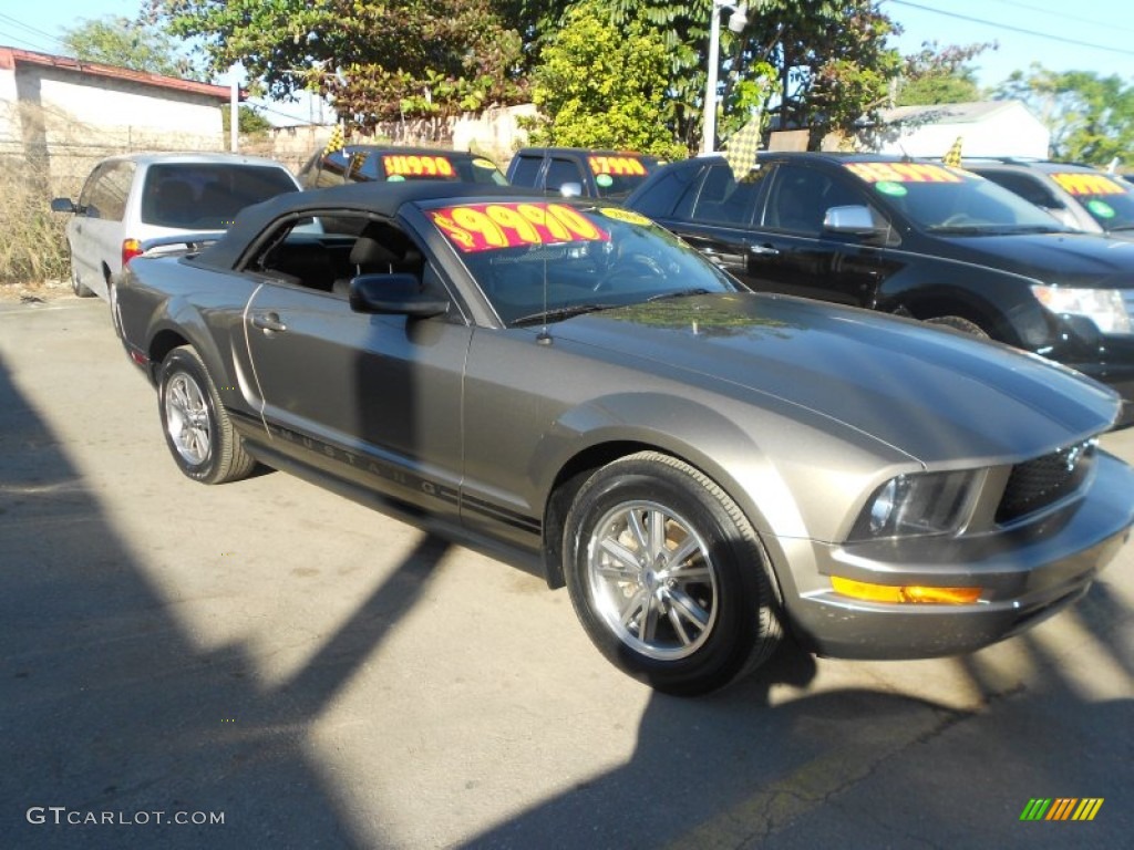 2005 Mustang V6 Premium Convertible - Mineral Grey Metallic / Dark Charcoal photo #12