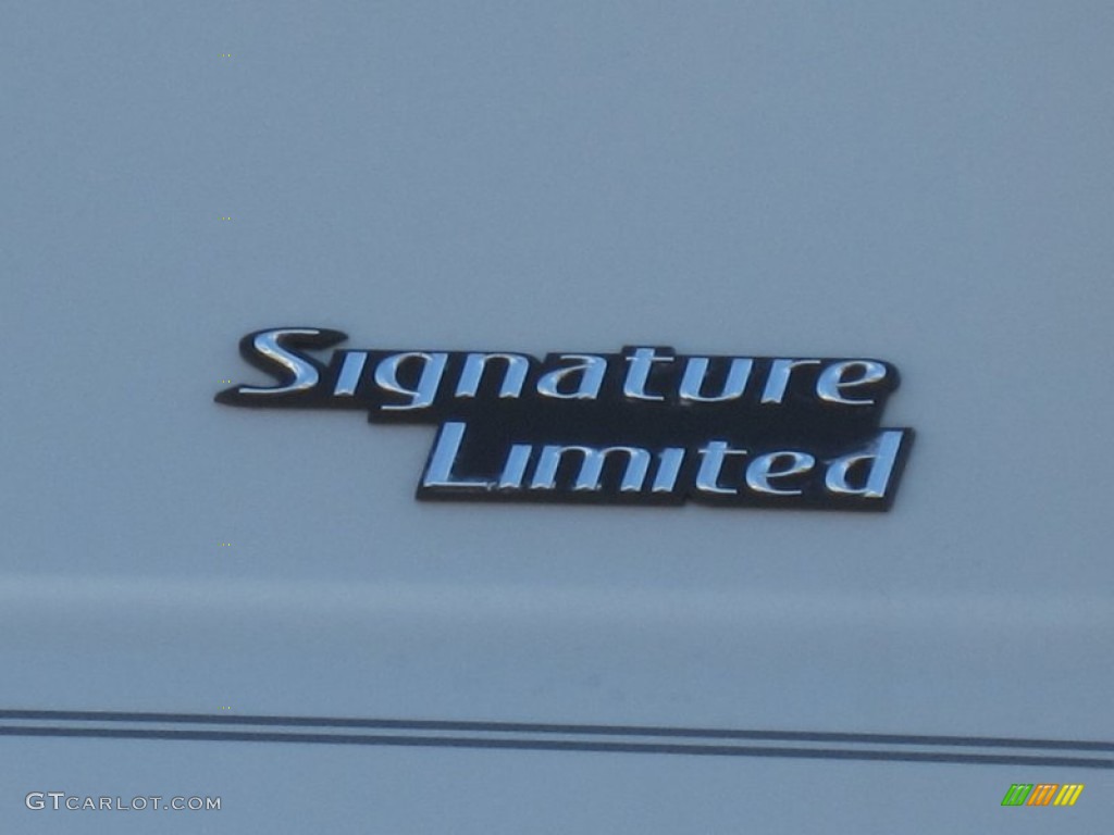 2006 Town Car Signature Limited - Ceramic White Tri-Coat / Light Camel photo #12