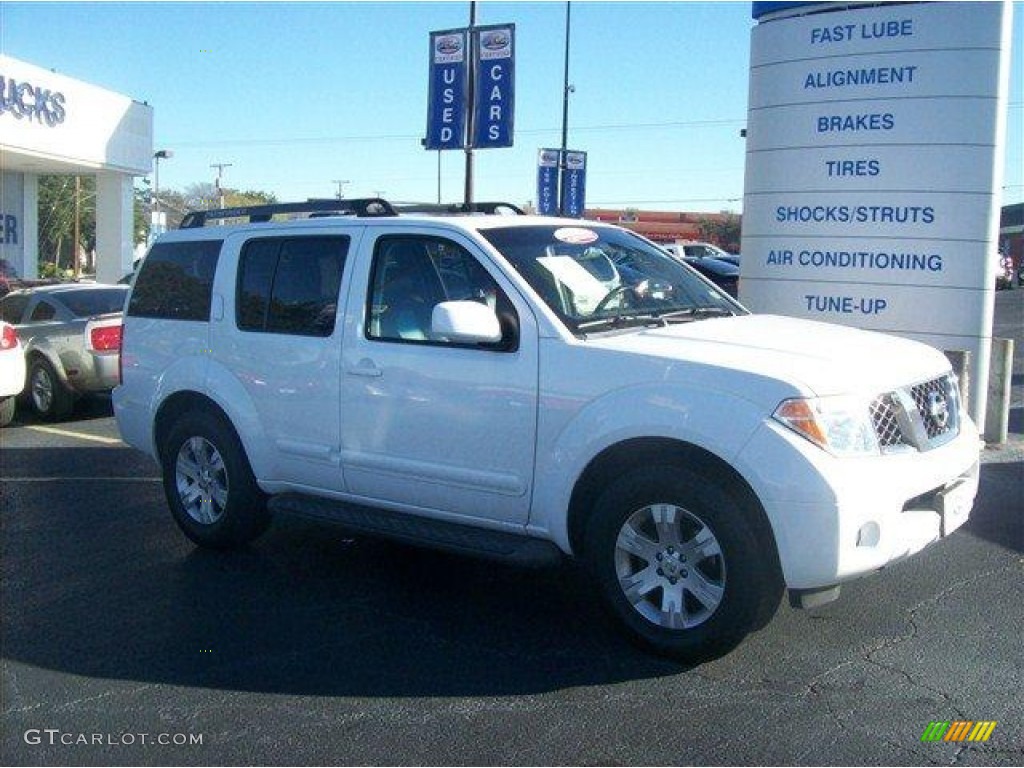 Avalanche White Nissan Pathfinder