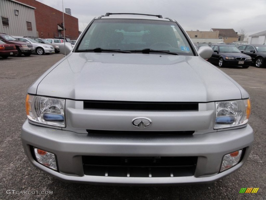 2002 QX4 4x4 - Brilliant Silver Metallic / Graphite photo #3