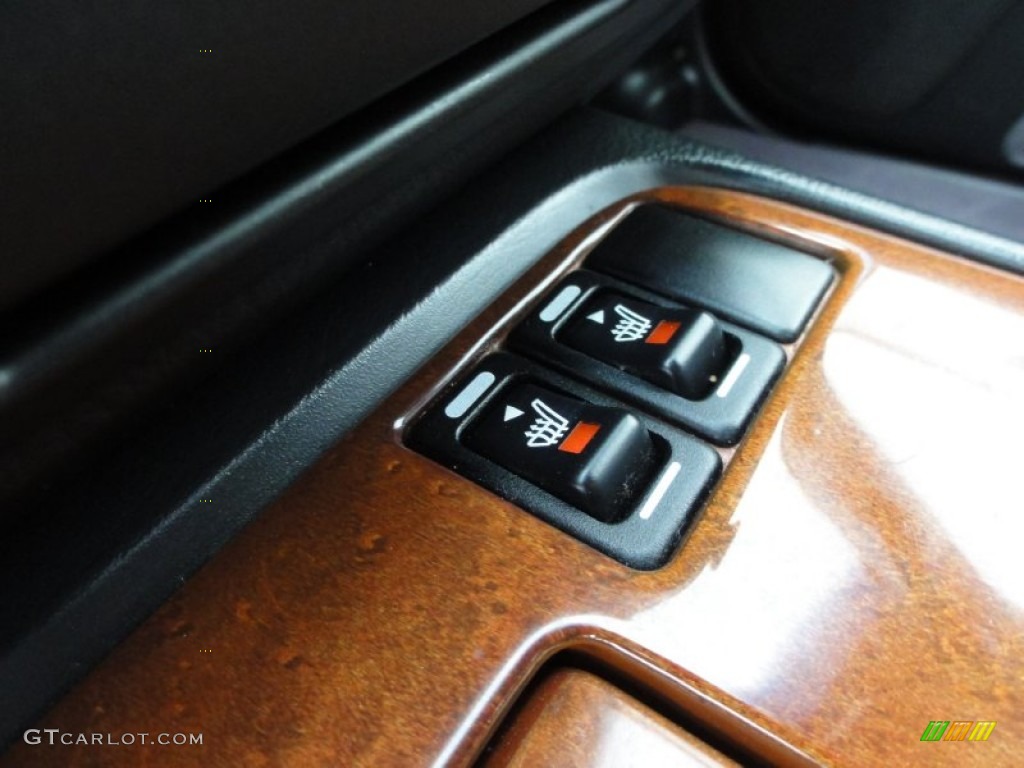 2002 Infiniti QX4 4x4 Controls Photo #58763799