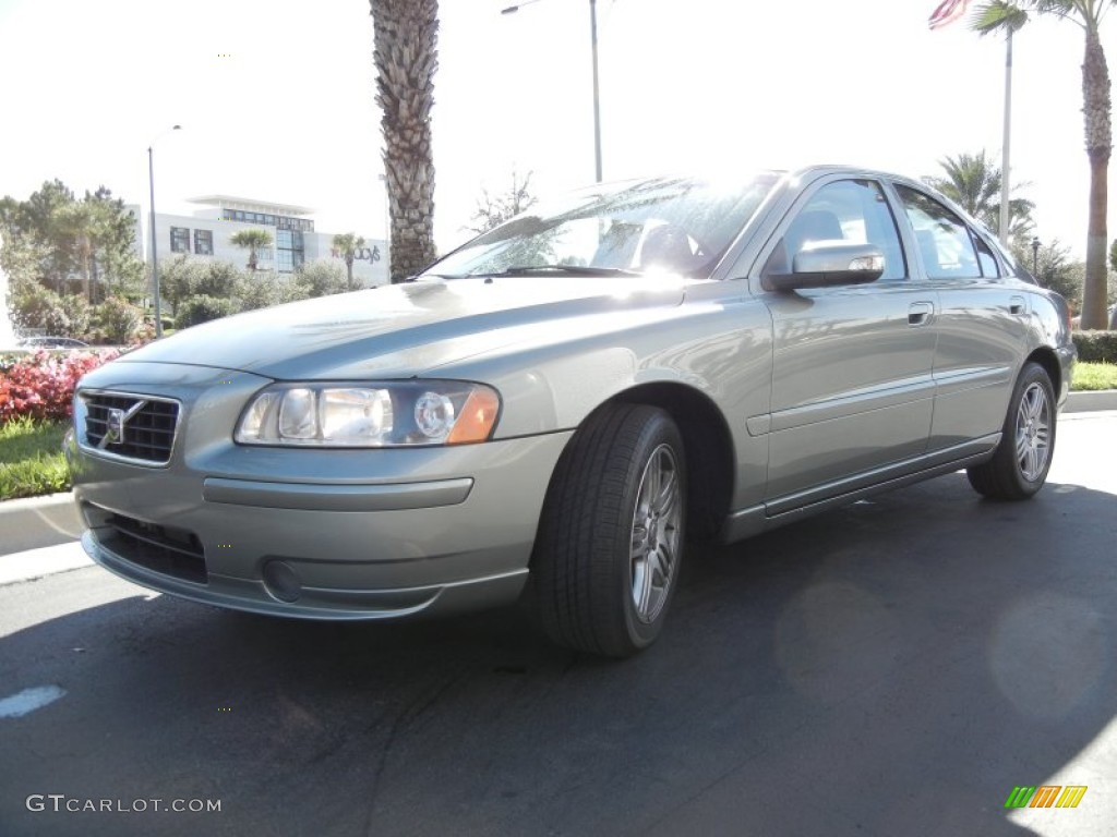 2007 S60 2.5T - Willow Green Metallic / Beige photo #2