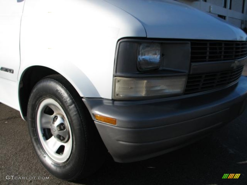 2001 Astro Commercial Van - Ivory White / Neutral photo #2