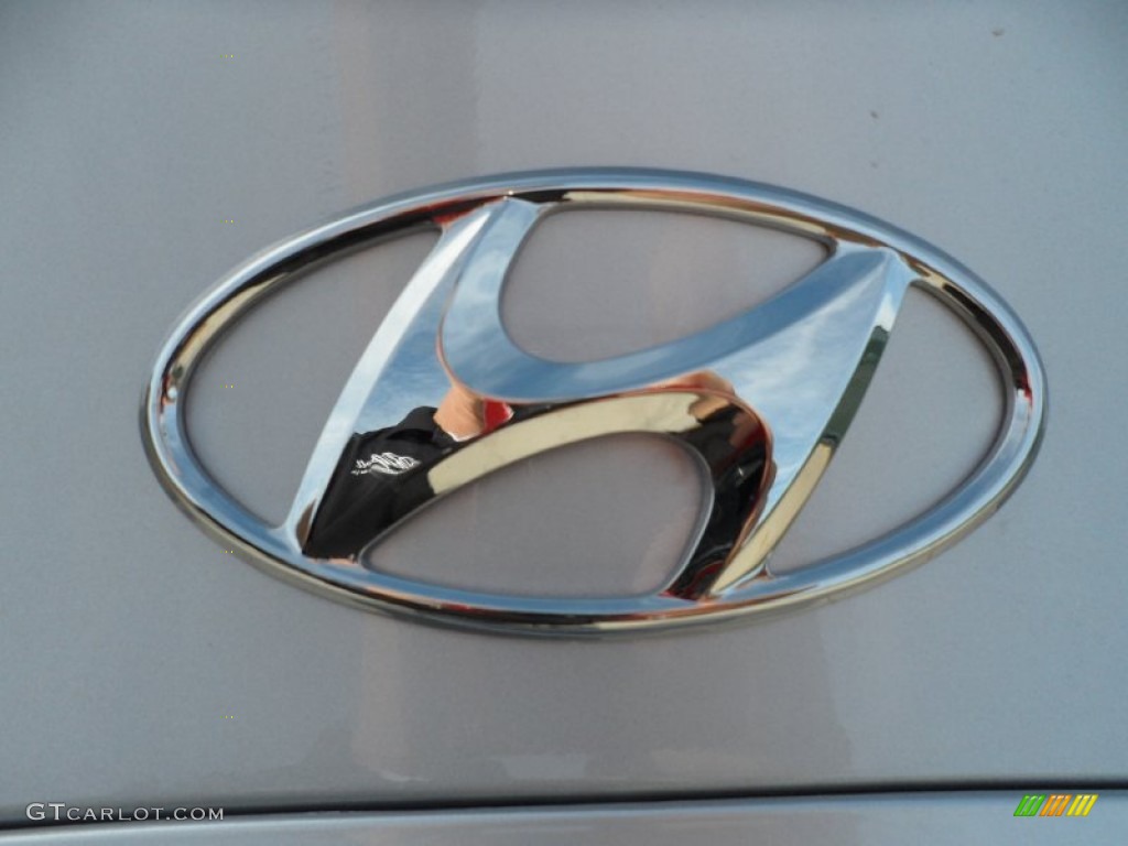 2012 Hyundai Accent GLS 4 Door Marks and Logos Photos