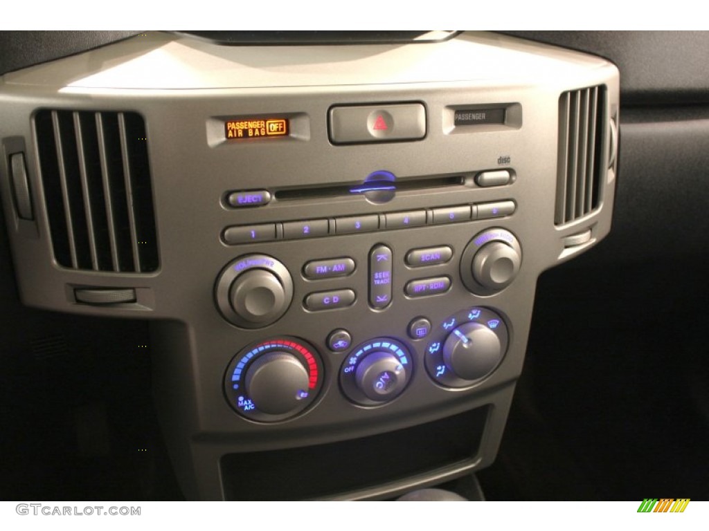 2005 Mitsubishi Endeavor LS AWD Controls Photo #58827470