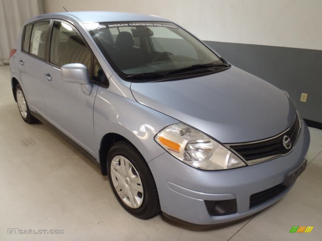 2010 Versa 1.8 S Hatchback - Arctic Blue Metallic / Charcoal photo #1