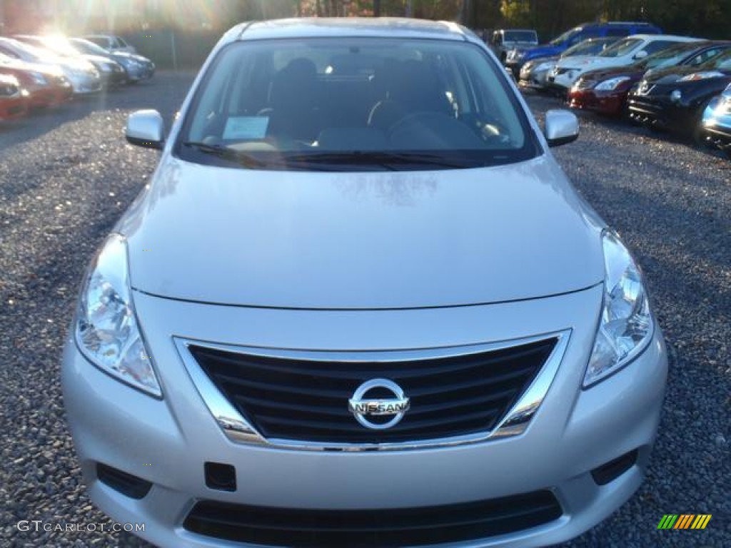 2012 Versa 1.6 SV Sedan - Brilliant Silver Metallic / Charcoal photo #5