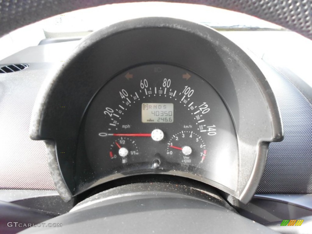 2005 Volkswagen New Beetle GL Coupe Gauges Photos