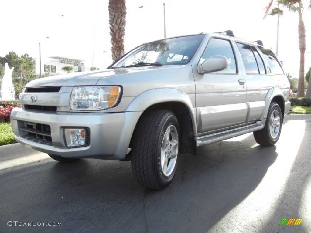 2002 QX4 4x4 - Brilliant Silver Metallic / Graphite photo #2