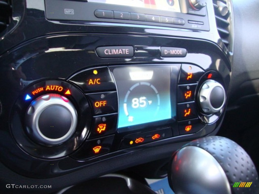 2011 Nissan Juke SV AWD Controls Photo #58887483