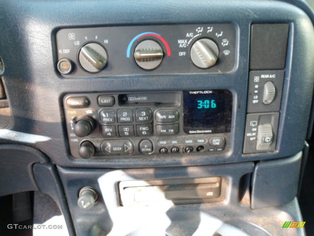 2000 GMC Safari SLE Controls Photo #58893291