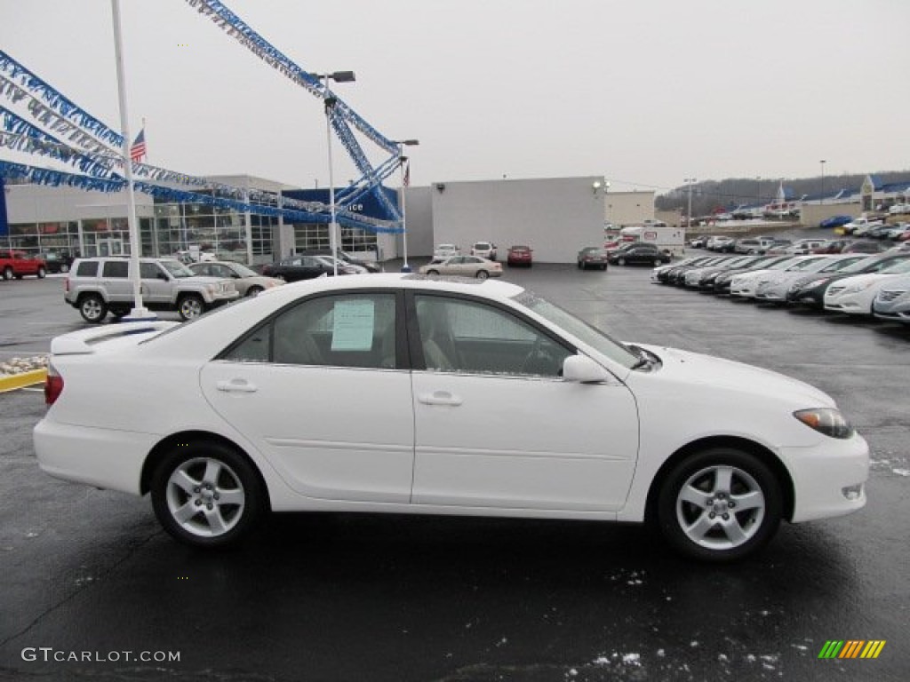 2005 Camry SE - Super White / Taupe photo #2