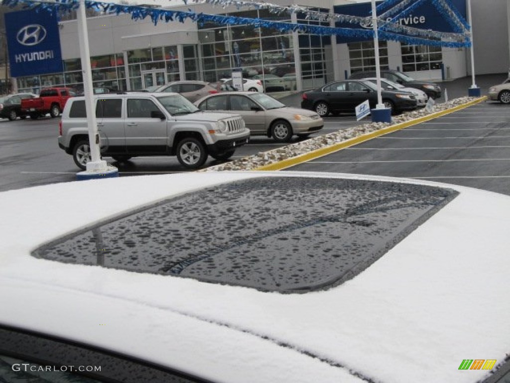 2005 Camry SE - Super White / Taupe photo #4