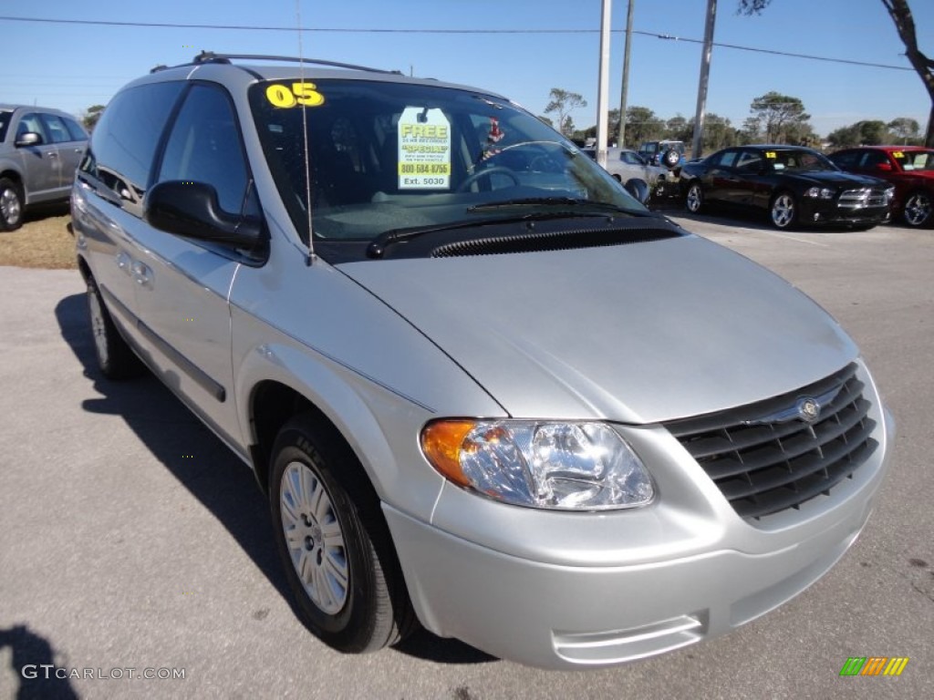 Bright Silver Metallic 2005 Chrysler Town & Country LX Exterior Photo #58906717