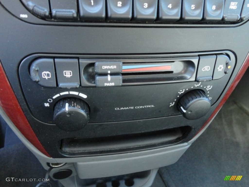 2005 Chrysler Town & Country LX Controls Photo #58906837