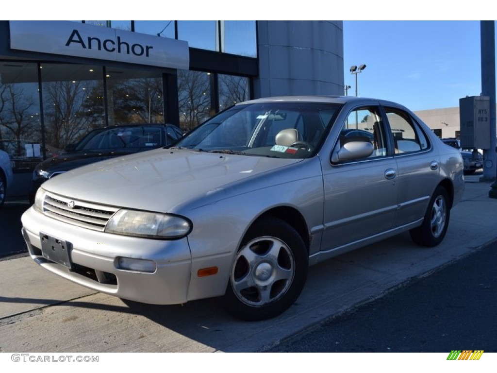 1996 Altima GLE - Beige Pearl / Beige photo #1