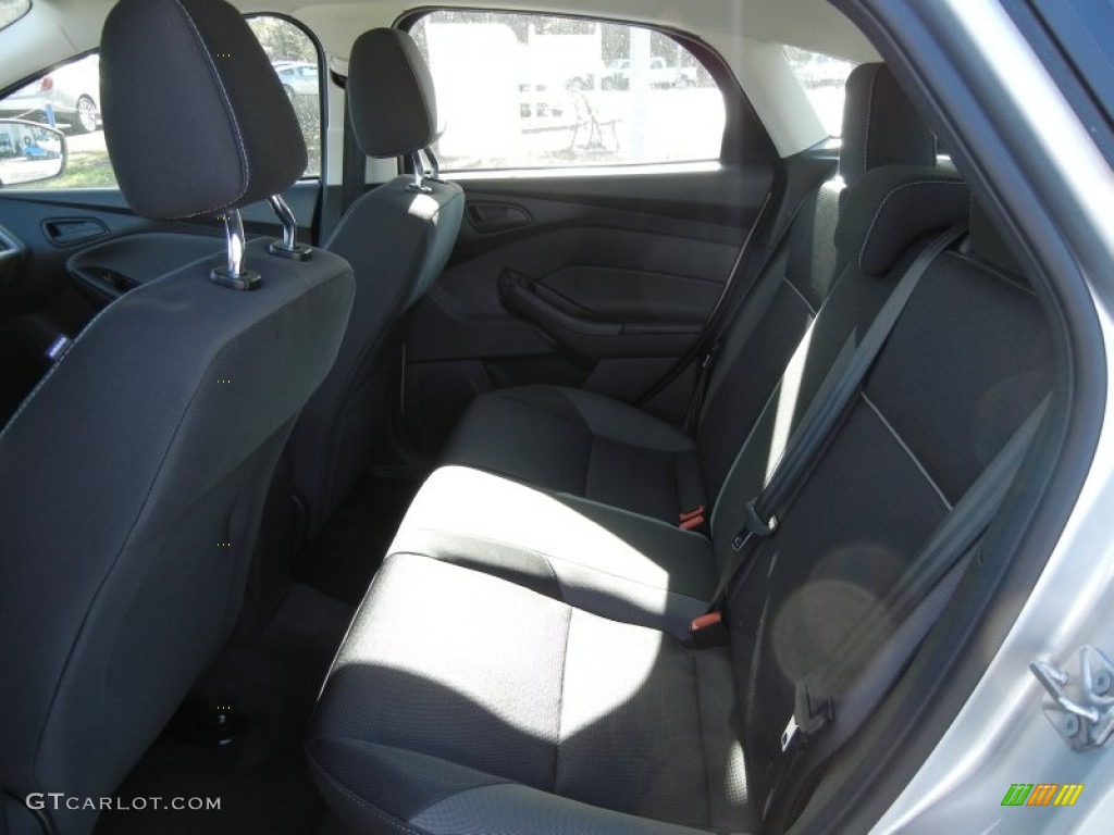 2012 Focus SE 5-Door - Ingot Silver Metallic / Charcoal Black photo #6