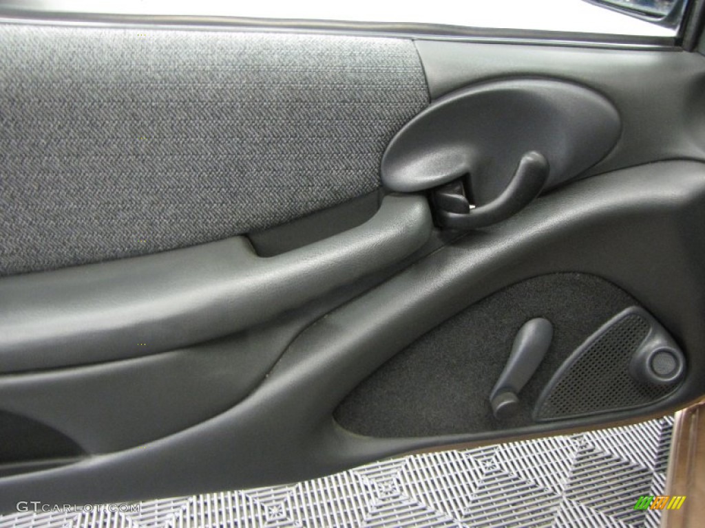 1998 Sunfire SE Coupe - Gold Metallic / Black photo #15