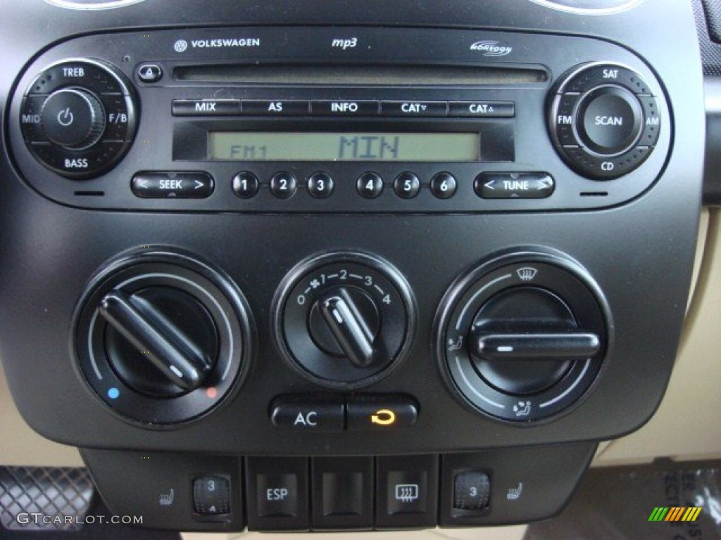 2007 Volkswagen New Beetle 2.5 Convertible Controls Photo #58941576