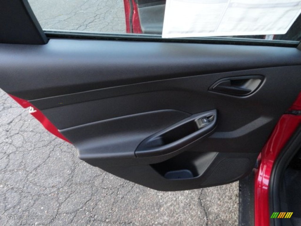 2012 Focus SE Sedan - Red Candy Metallic / Charcoal Black photo #13