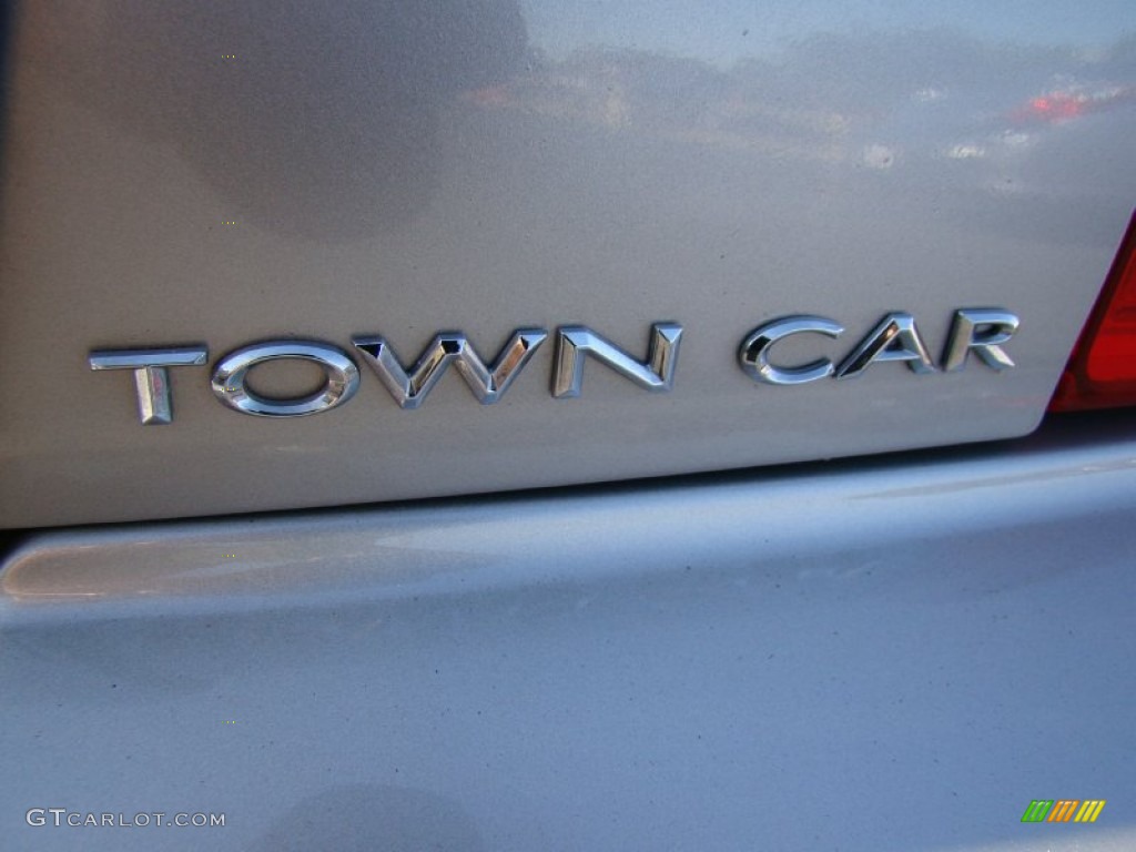 2005 Town Car Signature Limited - Silver Birch Metallic / Medium Light Stone/Dark Stone photo #33