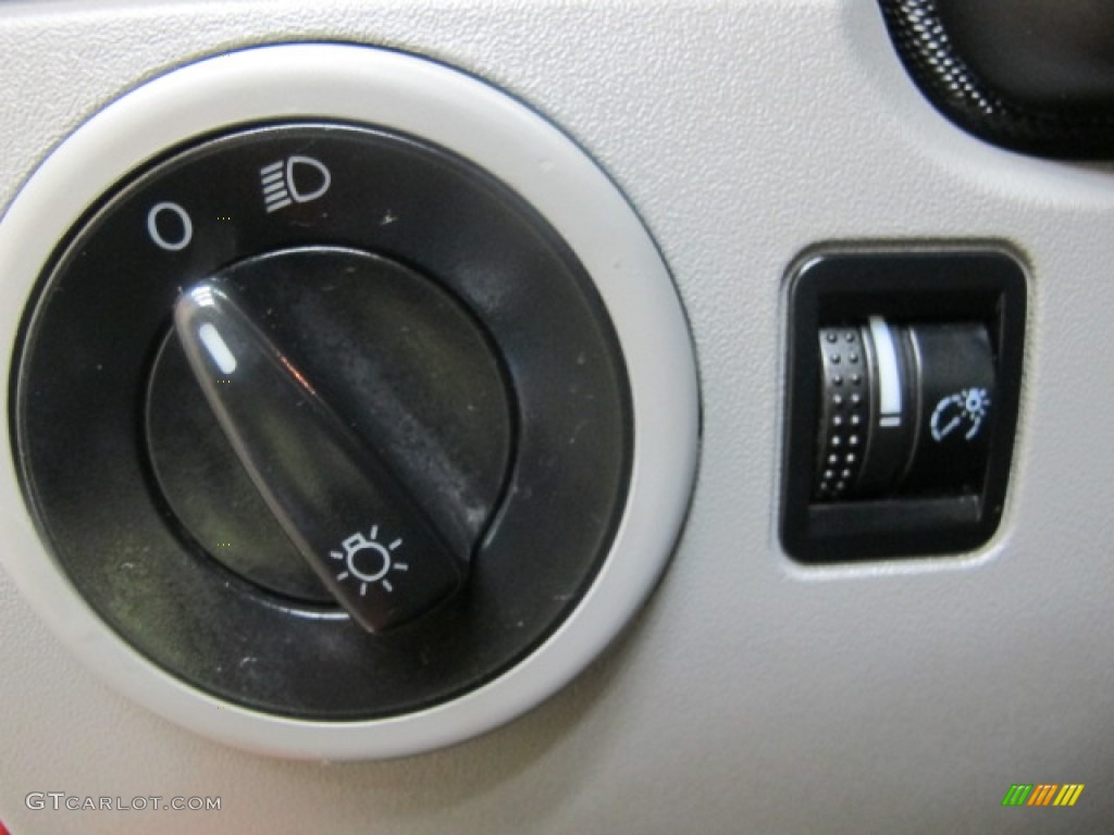 2003 Volkswagen New Beetle GL Coupe Controls Photo #58985642