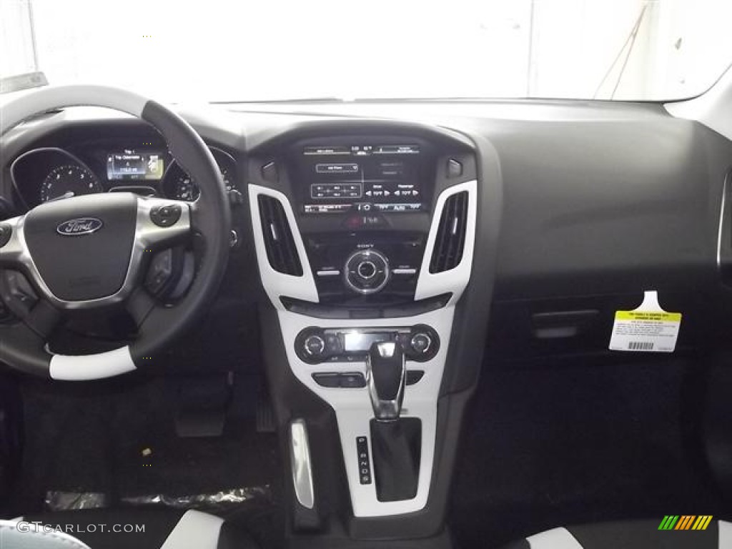 2012 Focus Titanium 5-Door - White Platinum Tricoat Metallic / Arctic White Leather photo #14