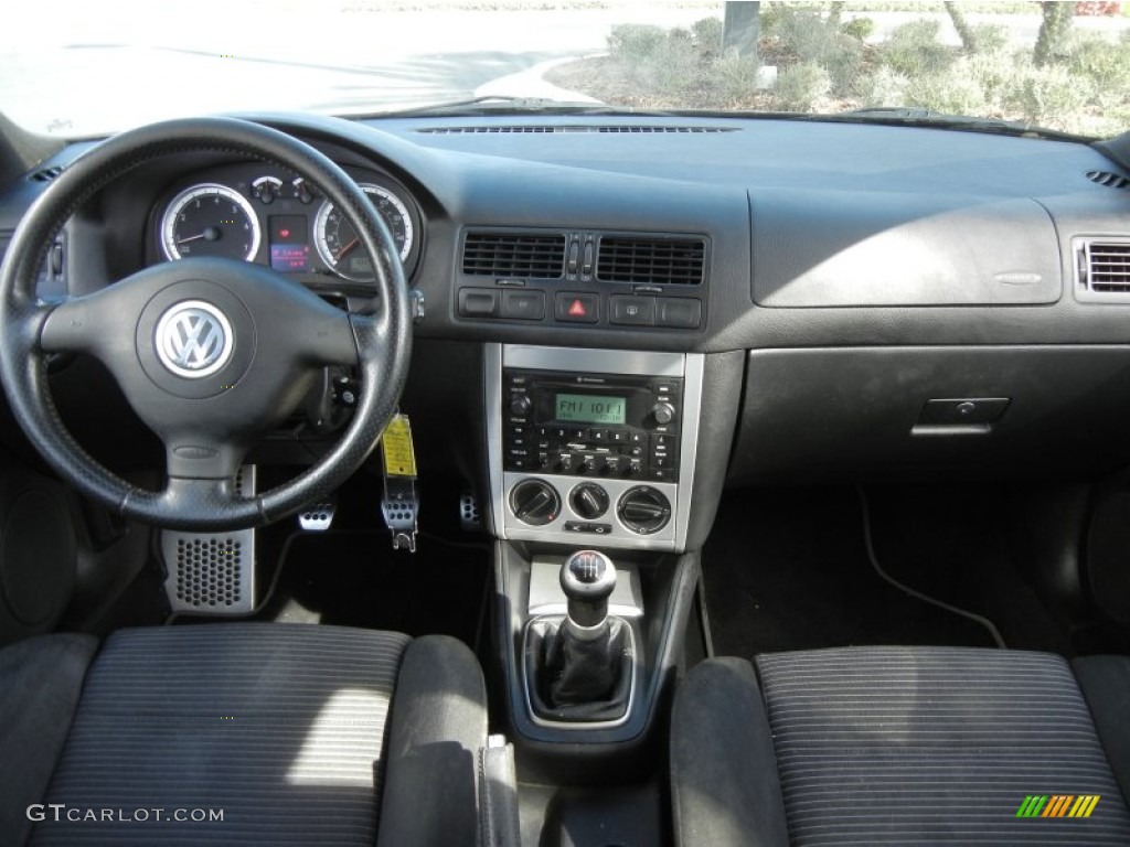 2005 Volkswagen Jetta GLI Sedan Black Dashboard Photo #59025174