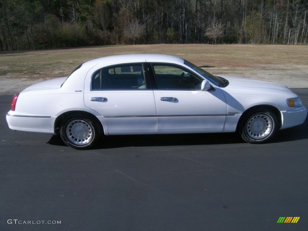 Vibrant White 2000 Lincoln Town Car Executive Exterior Photo #59049646