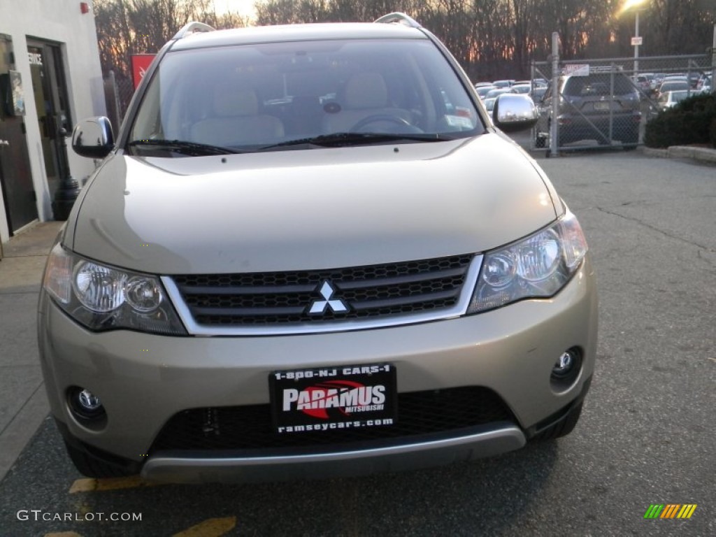 2009 Outlander SE 4WD - Desert Sand Beige Metallic / Beige photo #2