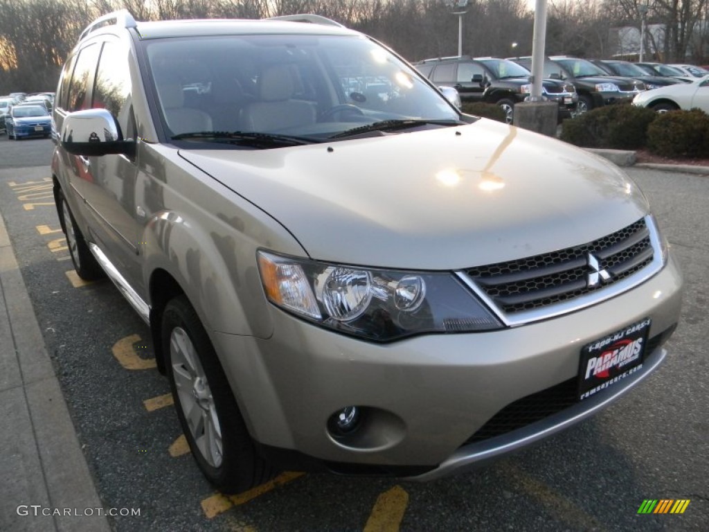 2009 Outlander SE 4WD - Desert Sand Beige Metallic / Beige photo #4