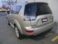 2009 Desert Sand Beige Metallic Mitsubishi Outlander SE 4WD  photo #5