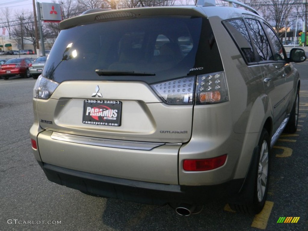 2009 Outlander SE 4WD - Desert Sand Beige Metallic / Beige photo #9