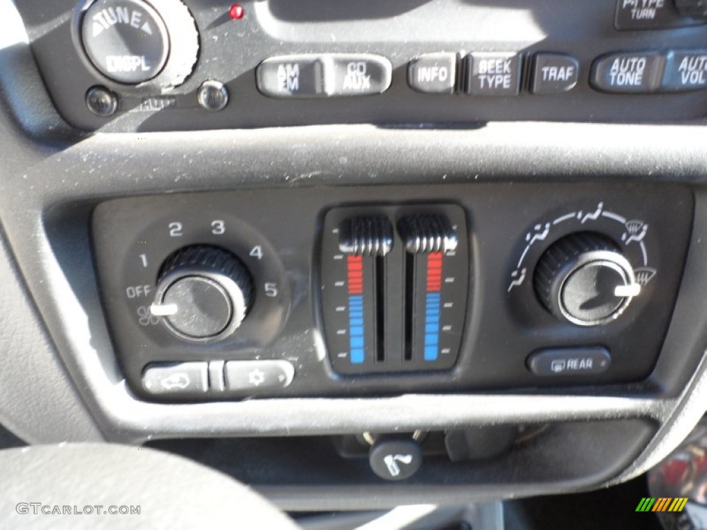 2003 Chevrolet TrailBlazer LS Controls Photo #59108402