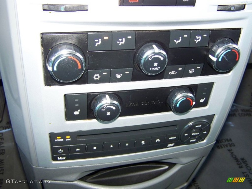 2008 Chrysler Town & Country Touring Signature Series Controls Photos