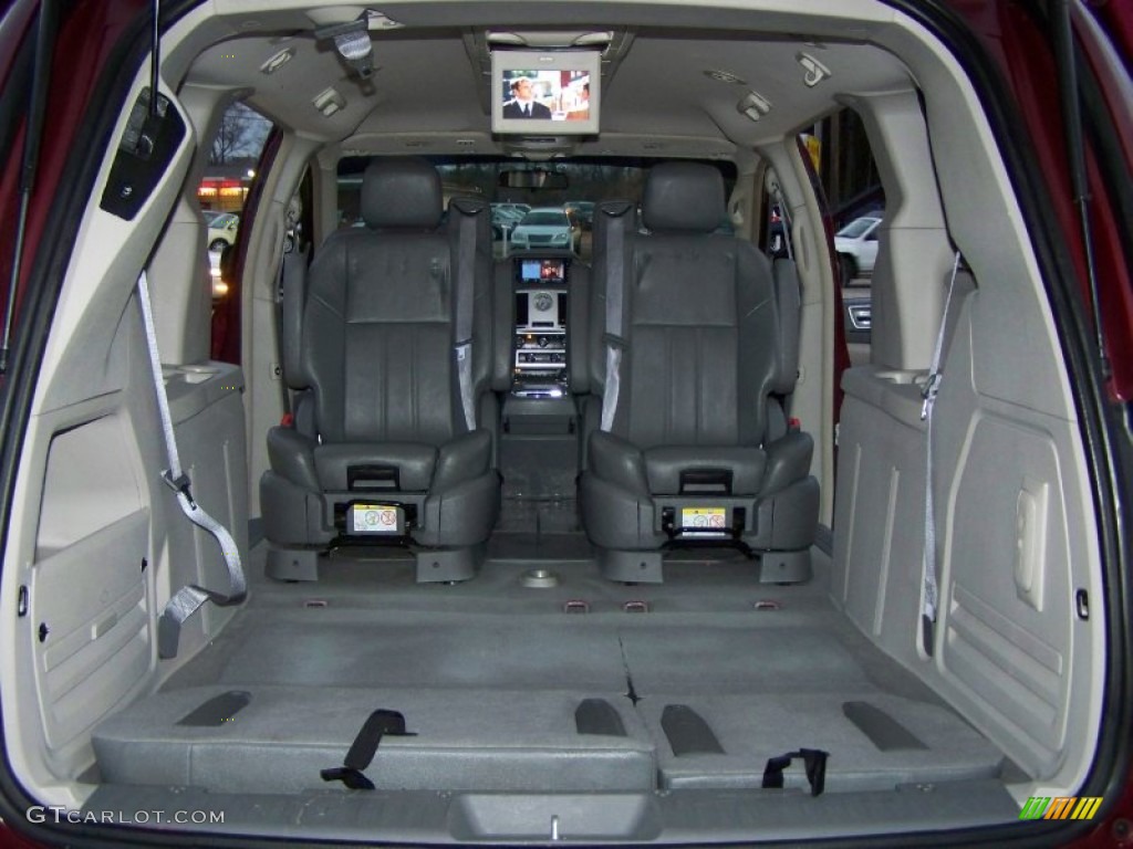 2008 Chrysler Town & Country Touring Signature Series Trunk Photo #59113623