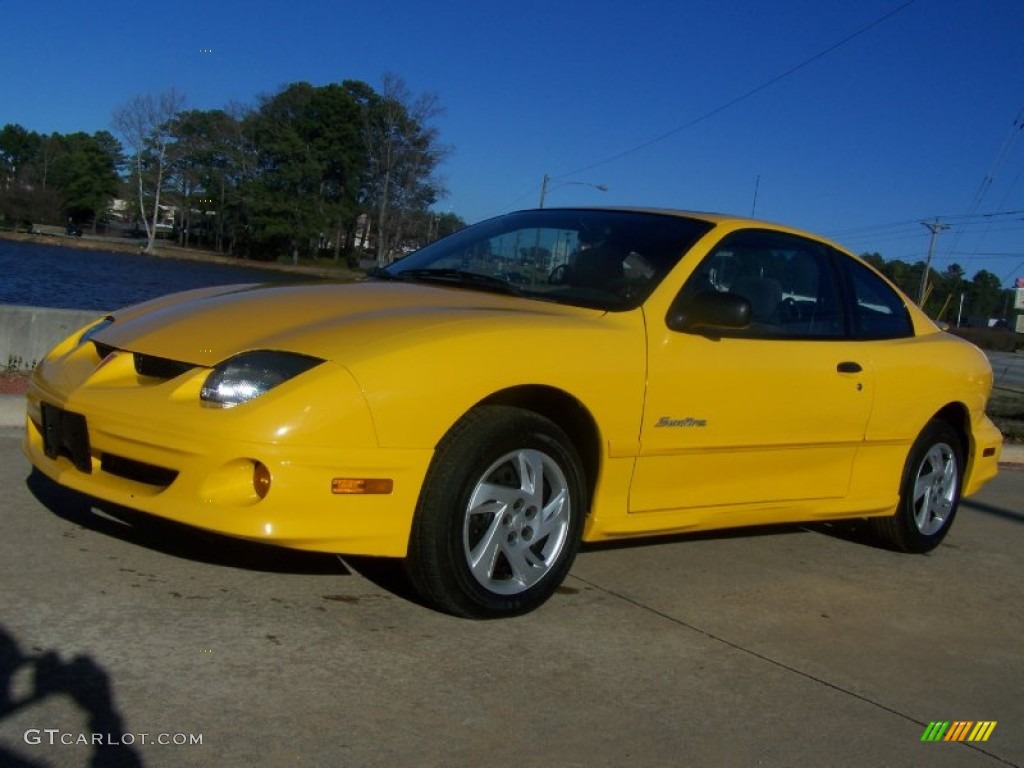 2002 Sunfire SE Coupe - Yellow / Graphite photo #2