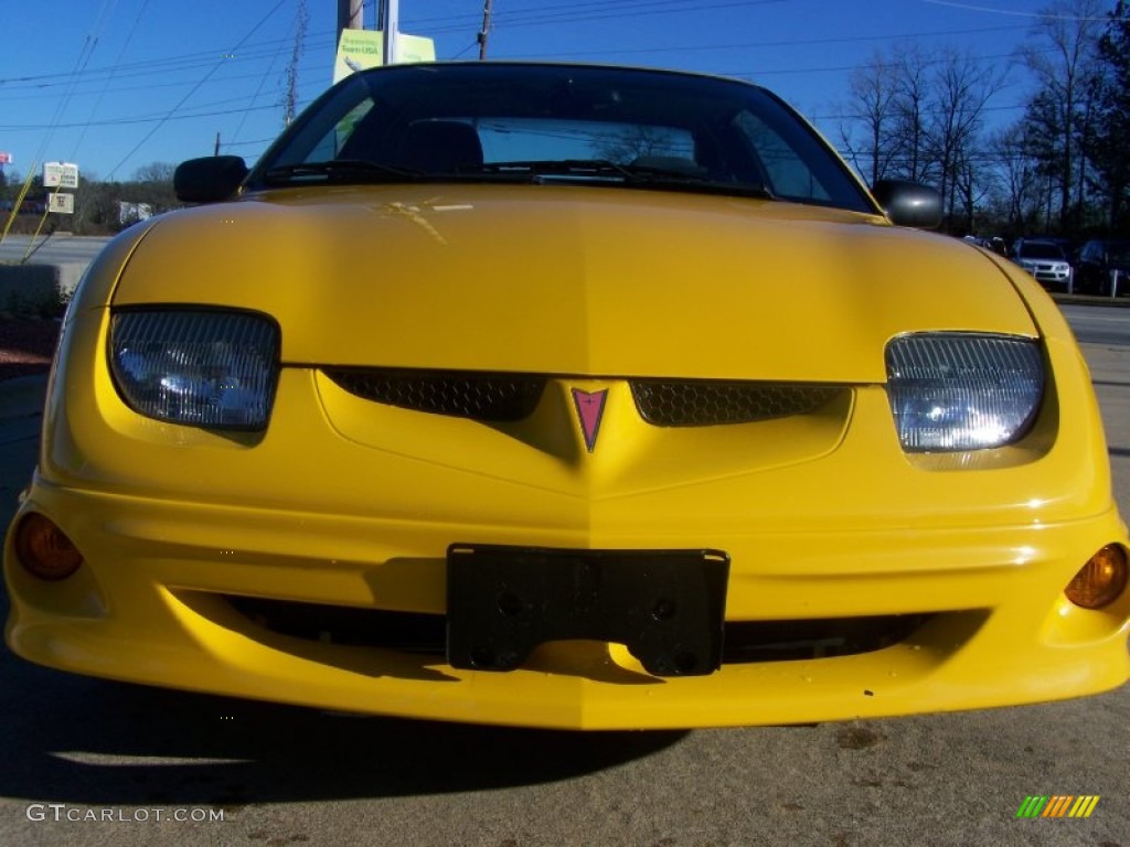 2002 Sunfire SE Coupe - Yellow / Graphite photo #3