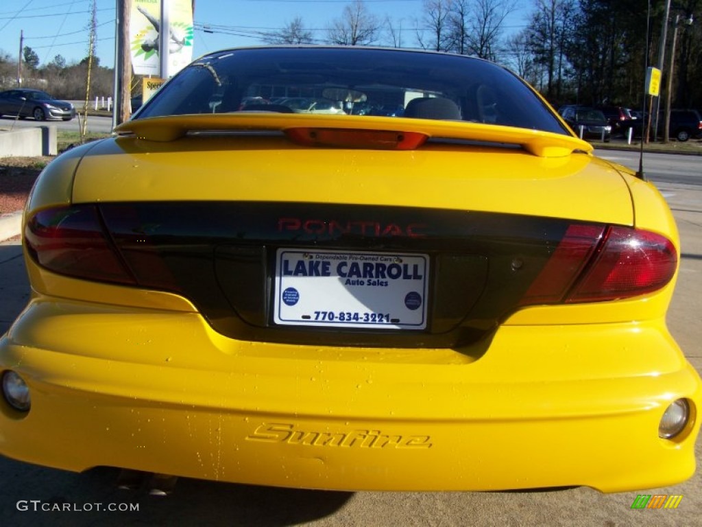 2002 Sunfire SE Coupe - Yellow / Graphite photo #4