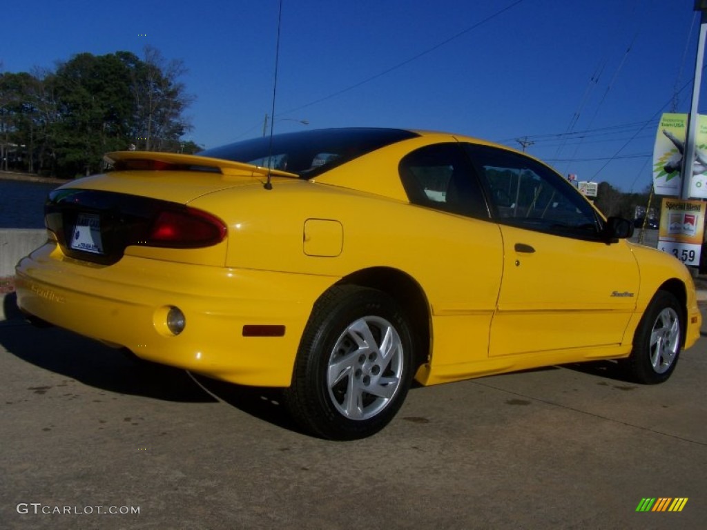 2002 Sunfire SE Coupe - Yellow / Graphite photo #5