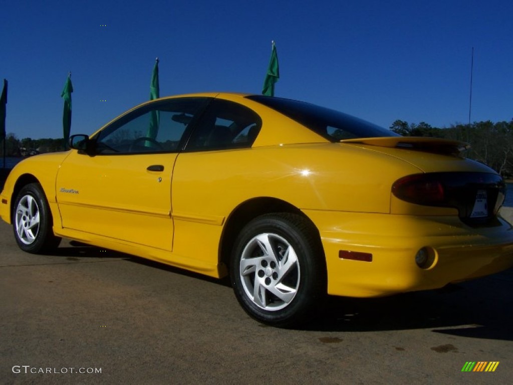 2002 Sunfire SE Coupe - Yellow / Graphite photo #6